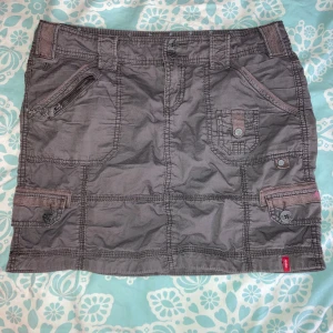 Kjol - Snygg cargo kjol i mörkbrun färg super fina detaljer✨ Storlek 38 så passar L !Tryck på köp nu ! Om frågor om kjolen är det bra skriva 