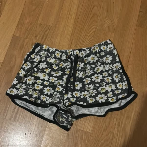 Blommiga shorts - Jätte sköna blommiga shorts! Svarta och blommiga och en svart rand på sidorna! Använda några gånger men bra skick! 