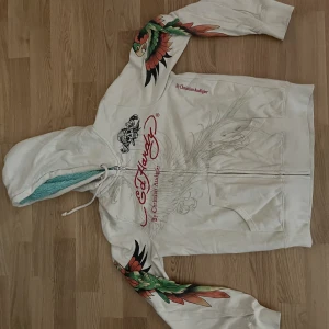 Ed Hardy tröja  - Köpt begagnad inga tydliga defekter, står size L men skulle säga S kanske M. Priset är diskuterbart de e bara att skriva samma med frågor:)