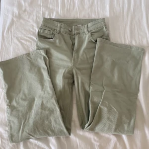 Byxor gröna  - Så fina gröna byxor som tyvärr är för små för mig. Personen på bilden är 168 cm. Köps helst via köp nu 💋