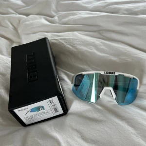 Bliz Matrix Solglasögon  - Säljer dessa sportsolglasögon då de aldrig kommer till användning. Är endast använda ett fåtal gånger och är i nyskick. Sitter skönt på huvudet och fungerar precis som de ska ☺️   Frakt tillkommer om inget annat är överenskommet.