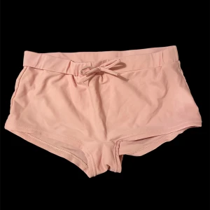 Ljusrosa bikinishorts/underdel - Gullig liten badunderdel som köptes på Stadium riktat åt barn/unga tjejer med storlek 158-164. I väldigt bra skick! (80% Polyamid, 20% Elastan)