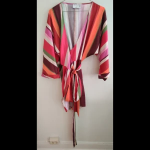 Klänning omlott retro - 🌷klänning från asos, omlott 🌷strl 38, men flexibel passform 🌷Inget att anmärka på kvaliten 