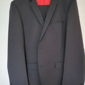 En helt ny oanvänd Hugo Boss kostym i Slim Fit stl 50. Ny pris 5500 kr. 