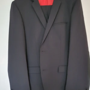 Hugo Boss kosytm  - En helt ny oanvänd Hugo Boss kostym i Slim Fit stl 50. Ny pris 5500 kr. 