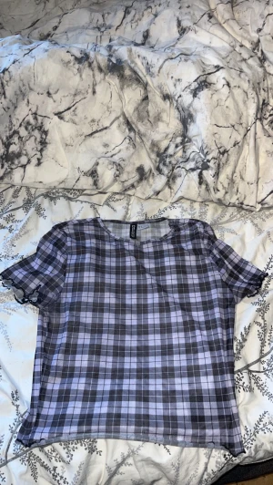 See through topp - 💜Fin topp från h&m, den är ganska genomskinlig men endå superfin. Storlek s💜