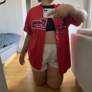 Röd skjorta  - Röd skjorta köpt på Beyond retro. Köpt för 500kr, använd runt 3-4 gånger. 