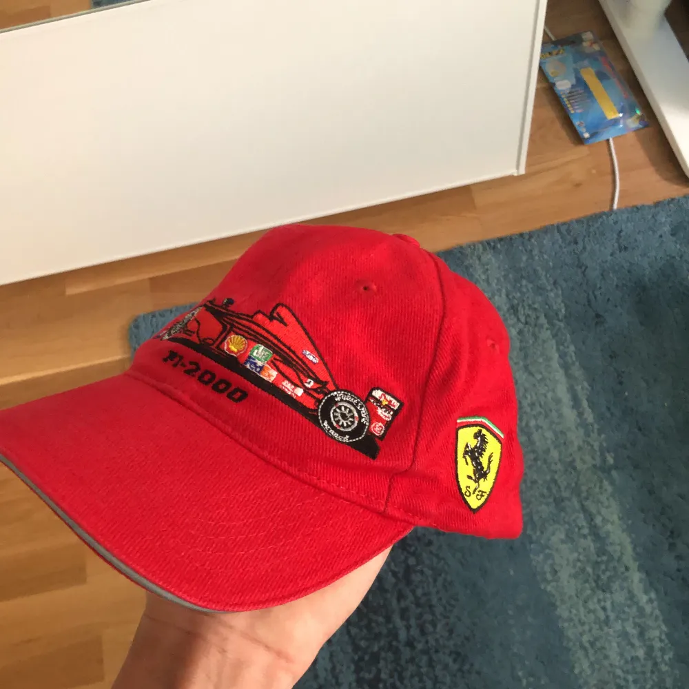 Röd skitcool Ferrari keps med broderad F1 bil och märke på, hög kvalité. Övrigt.