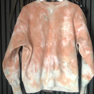 Tjock tröja - Säljer en grön, beige och vit tjock tröja. Stl l. Cond: 8/10. Priset kan diskuteras. Tar bara Swish.