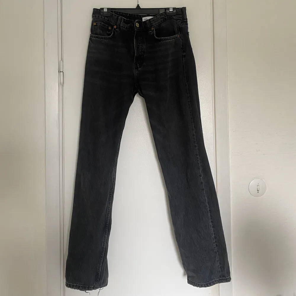 Mörkgråa Midrise jeans från zara. Jätte bra skick. Storlek 40 men passar 38/36. Säljer för 150kr. Jeans & Byxor.