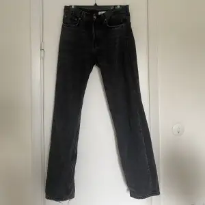 Mörkgråa Midrise jeans från zara. Jätte bra skick. Storlek 40 men passar 38/36. Säljer för 150kr