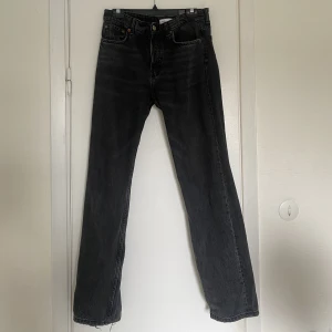 Midrise jeans från zara - Mörkgråa Midrise jeans från zara. Jätte bra skick. Storlek 40 men passar 38/36. Säljer för 150kr