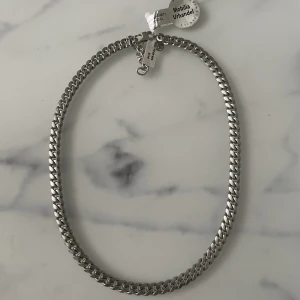 Silver halsband 8 mm. - Silver halsband 8 mm tjockt, 50cm långt men kan bli upp till 54 cm också. Aldrig använt pga att jag inte passade i det. Nypris 449 kr.