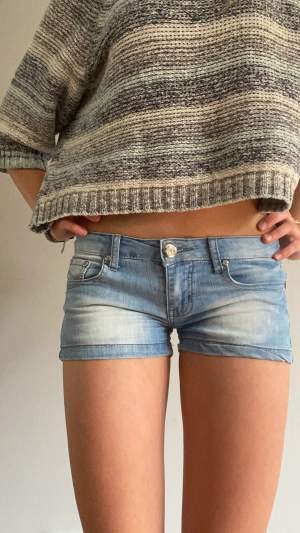 Supersöta blå lågmidjade shorts, perfekta nu till sommaren! 💙