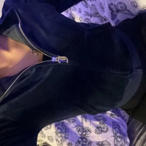 Juicy kofta - Säljer min marinblå juicy kofta. Storlek xxs men skulle säga att den passar en xs. (Läs bio innan du köper)