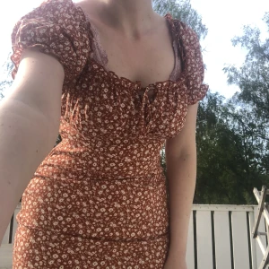 Klänning - Fantastiskt fin blommig klänning i strl M, använd en gång men inga defekter! Som ny!😍