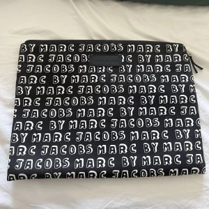 Datafodral - Sparsamt använt datafodral från Marc Jacobs, köpt på NK för några år sedan