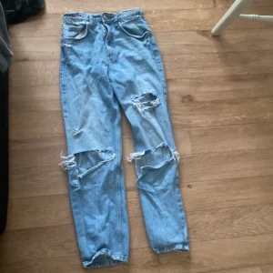Blå jeans - Ett par blå jeans med hål i behöver strykas men annars väldigt fina köparen står för frakten 