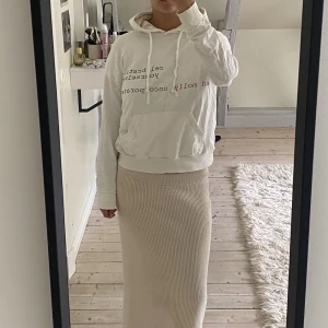 Odd Molly hoodie - Jättefin lite tunnare hoodie från odd molly. Snörena är ganska slitna därav priset (men de går ju att ta ut)! 