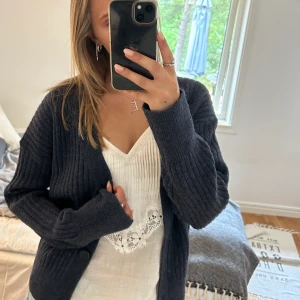 Mörkblå kofta - Mörkblå stickad kofta som endast är använd enstaka gånger! Orginalpriset ligger på 399kr (Köparen står för frakten!)💙