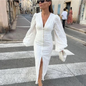 Adoore klänning - Säljer denna adoore klänningen. Använd ett fåtal gånger, tyvärr för liten för mig, jag är 175cm och brukar vanligtvis bära storlek 38. Klänningen passar någon med storlek 36 eller 34. Den har inga skador eller liknande!❤️Nypris 1700