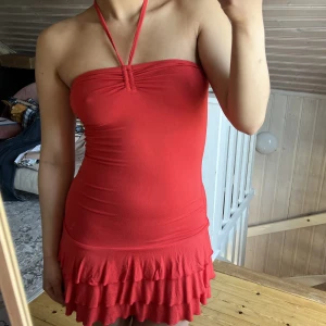 Röd klänning med volanger - Jag är 160cm. Gulligaste klänningen från H&M! Har dock klippt bort etiketten Säljer för att jag inte använder den lika mycket längre. Använd men i gott skick! Klänningens totala längd är ca 53cm. Använd gärna KÖP NU ❤️‼️