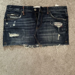 Lågmidjad jeanskjol  - Säljer denna as snygga jeanskjolen från Abercrombie & Fitch! För liten för mig passar nog nån med 34/36! 