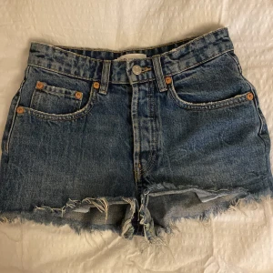 Jeansshorts  - Säljer dessa mid rise jeansshorts från zara. De är sparsamt använda. Storlek 32. Nypris 259kr men säljer för 100kr. Skriv om du är intresserad💕