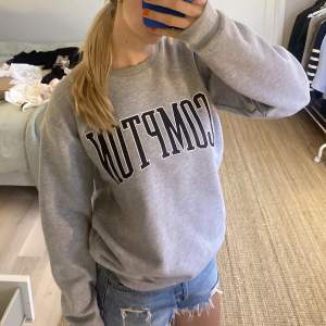 Grå sweatshirt köpt second hand. Sitter oversized på mig som är en S. Köparen står för frakt! 💕