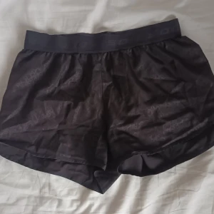 Tunna shorts från SOC - Bra skick!  Passar bra till träning eller till vardags.   Material: polyester