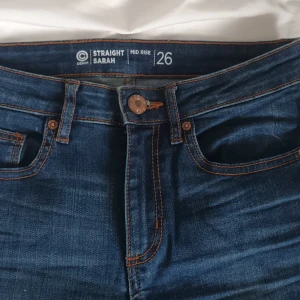 Raka jeans i nyskick  - Möjligt att få till billigare frakt om du köper privat och inte via Plick. Hör av dig så kan vi ordna det. 