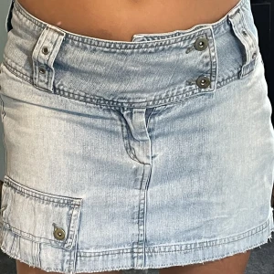 Jeanskjol  - En av mina snyggaste jeanskjolar säljer endast pga att jag måste rensa. Två knappar o snygg baksida. 38 cm rakt över.