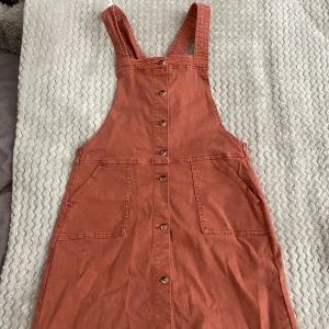 Jeansklänning - En orange jeansklänning. Den är köpt på hm och är välanvänd men det är inget som syns. Kontakta mig om du har fler frågor ☺️