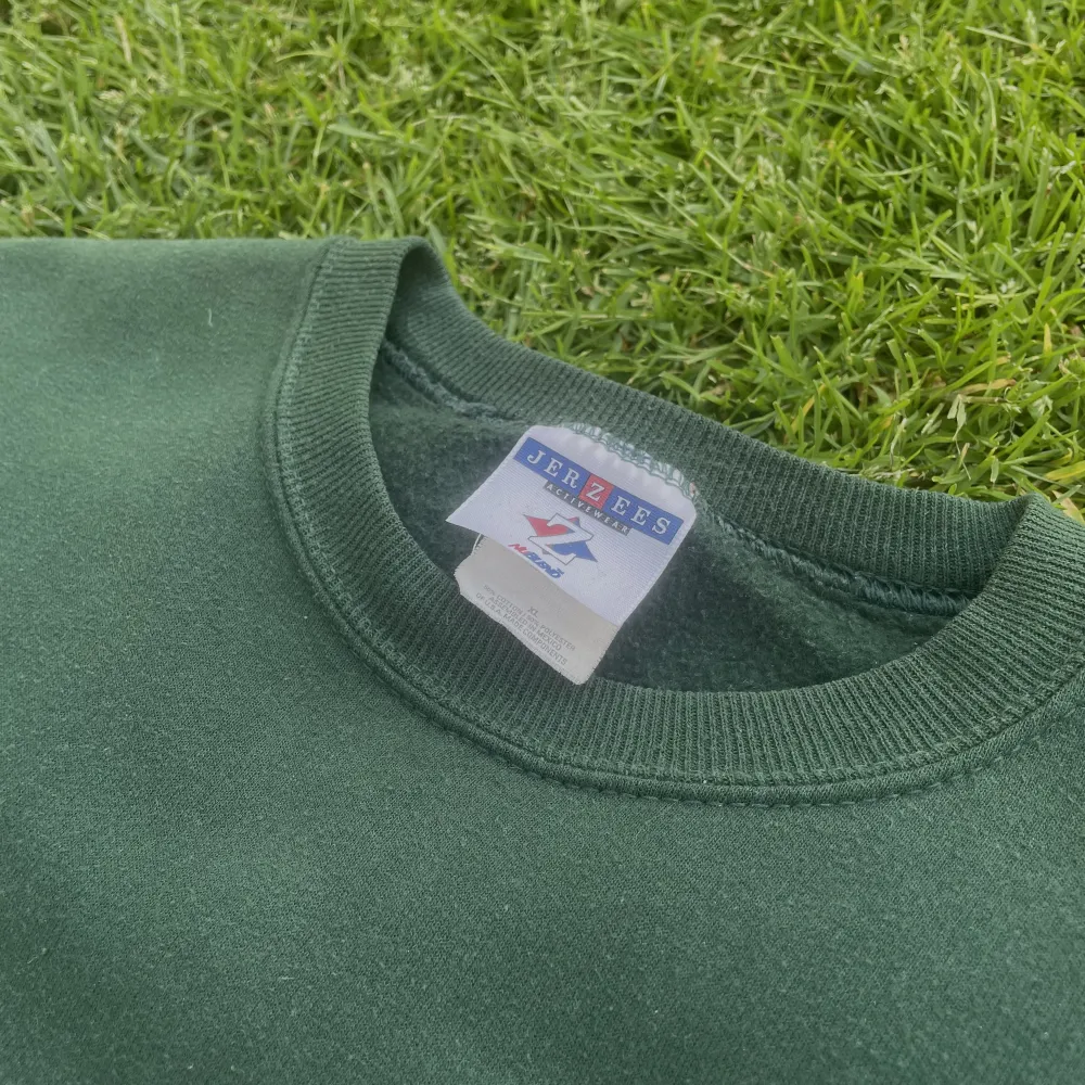 Mörk grön tröja från någon gång på 90-talet. I bra skick bara förlorat lite färg på grund av ålden. Tillverkad i Mexico. Tröjan passar som large men är märkt xl. . Tröjor & Koftor.