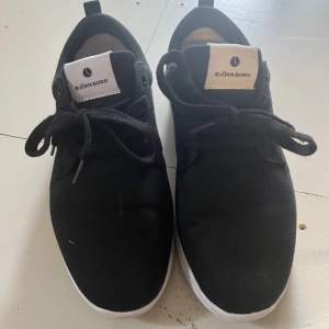 Snygga svarta och vita Björn Borg skor i nästan nyskick. Storlek 41 och knappt använda. Säljer på grund av fel att de ej kommer till användning.