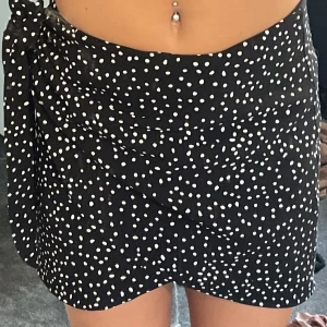 Sommarkjol - Fin prickig sommarkjol med band på sidan