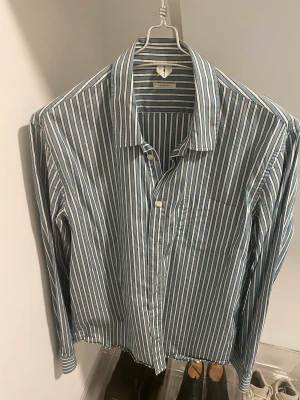 Arket skjorta - Pinstripped skjorta turkos/vitt från Arket
