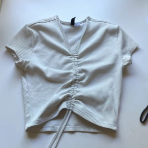 topp - Fin vit topp från hm i storlek Xs🤍🤘 använd några gånger men inte så mkt🤩
