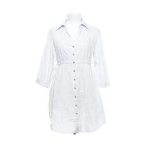 Säljer denna söta skjortklänning med snöre i midjan så man kan dra åt. Hör av dig om eventuella frågor!🩷 (Köparen står för eventuell frakt)