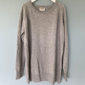 Soft goat tröja S - Säljer denna snygga och bekväma tröja från Soft goat som kommer vara perfekt inför sommaren/hösten | Skick: 8/10 | Nypris: 2500 kr | Budgivningen kickar igång på 1 kr | Hör av er vid minsta fråga eller fundering :)