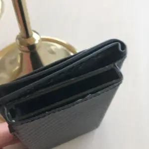 En plånbok som man kan skjuta upp korten med!