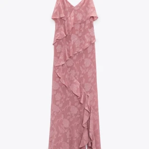 Zara klänning  - Säljer denna HELT SLUTSÅLD (kommer aldrig komma in i lager igen) sjukt snygga och trendiga långklänning från zara. ALDRIG ANVÄND!!!❤️❤️❤️