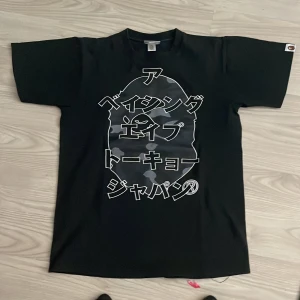 BAPE t-shirt - Storlek S passar även Xs och har lite slit på trycket men annars är den i ganska bra skick