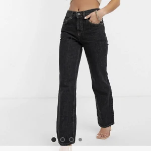 Svarta straight jeans i 90-talsstil  - Jeansen är en storlek 36. Använt dem 1 gång men är som i nyskick. Medelhög i midjan och är en tvättad finish i färg. Helt slutsåld på hemsidan 