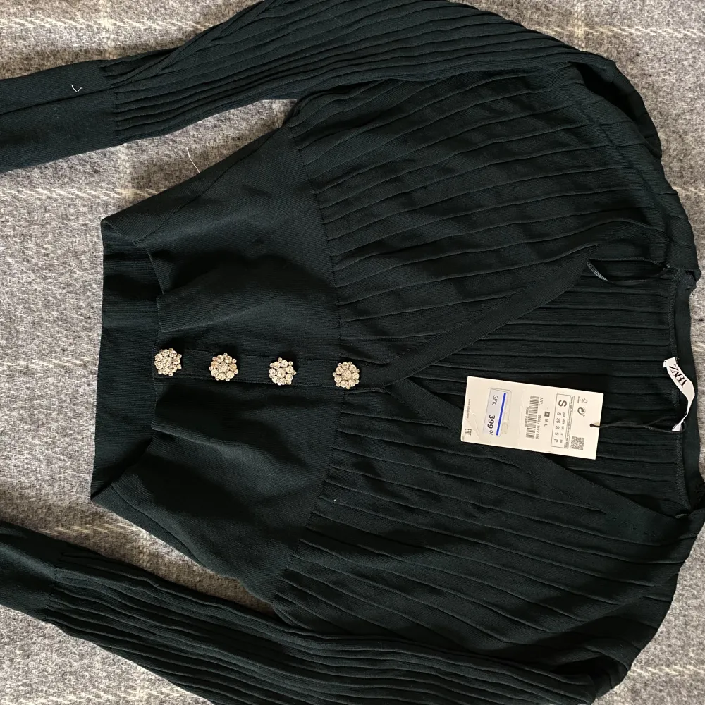 zara top. Tröjan är oversized. Skulle inte säga den är i storlek small. . Toppar.