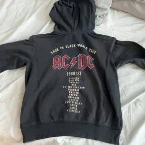 Säljer denna ACDC hoodie pga kommer aldrig till användning, storlek s 💕skriv till mig innan du trycker på ”köp nu”
