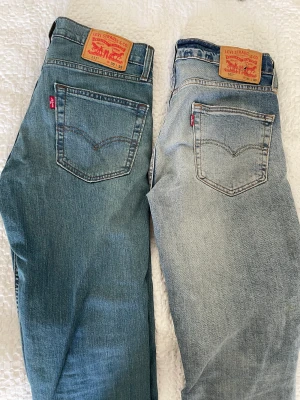 Levi’s jeans, modell 511 - Säljer två Levis jeans, de till vänster är helt oanvända och de till höger i väldigt bra skick. 150kr för ett par eller 250kr för båda. Storlek 30/32 på de till vänster och 30/30 på de till höger.
