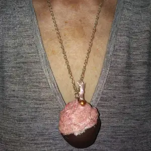 Nytt halsband i form av en rosa glittrig stor cupcake. Kedjan är totalt 60 cm lång och cupcaken är 5 x 5 cm
