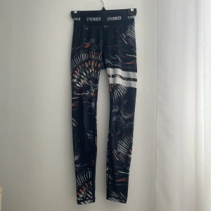 Stronger byxor - Stronger tränings tights/ byxor. Liten fläck på sidan av låret ( inget som man tänker på )  Därför säljs dom billigt. Annars bra skick 