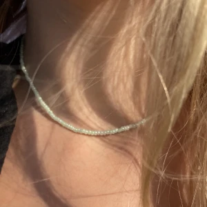 Pärlhalsband  - Ett mintgrönt pärlhalsband som passar alla! Finns de frågor är de bara att kontakta oss!💗💕